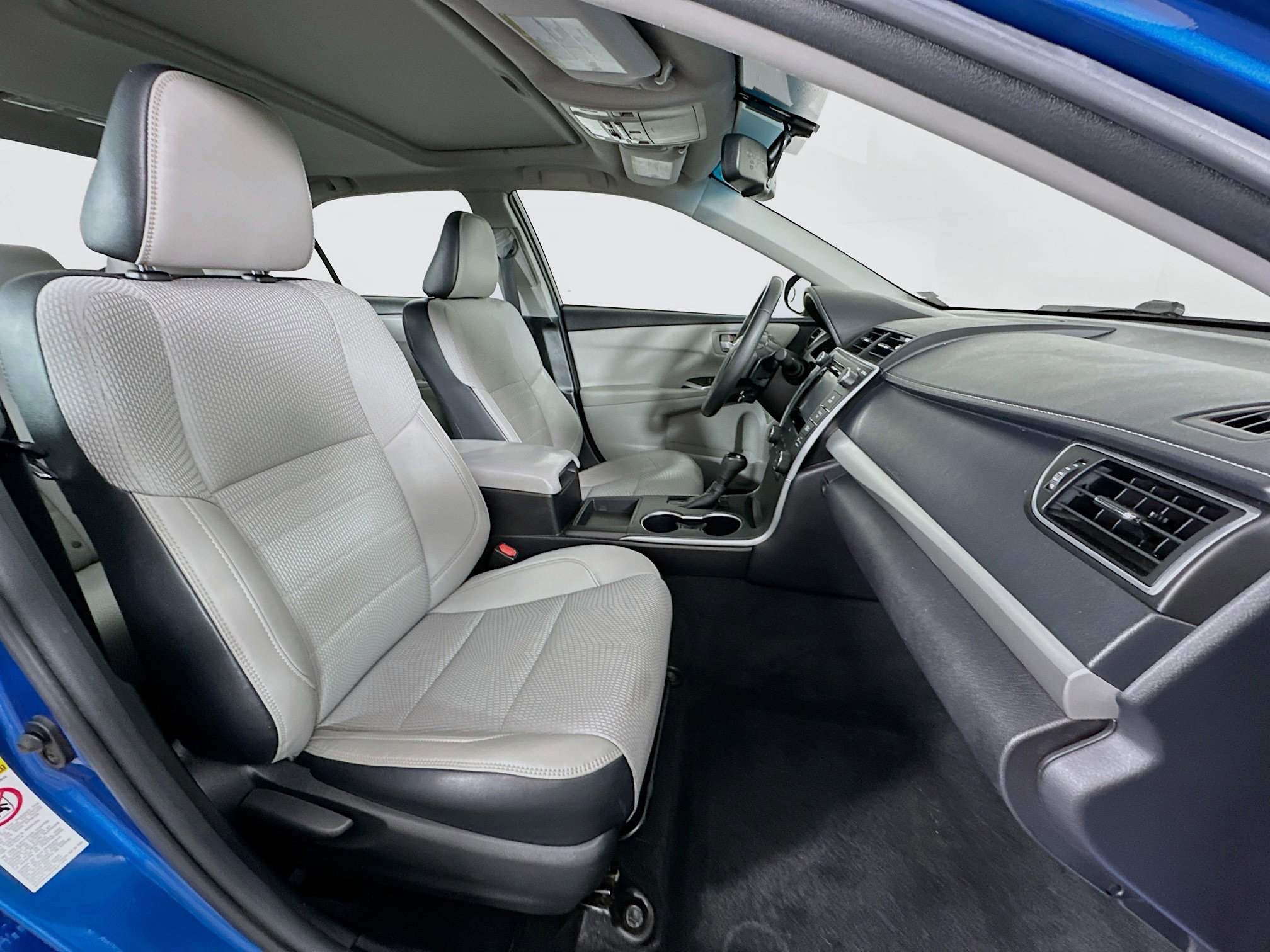 Used 2017 Toyota Camry SE w/ Moonroof Package FWD image 30