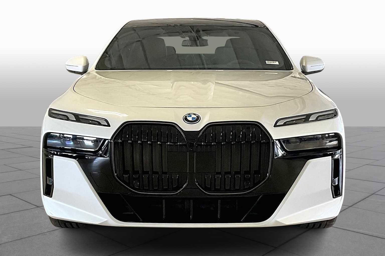 Used 2025 BMW i7 xDrive60 image 3