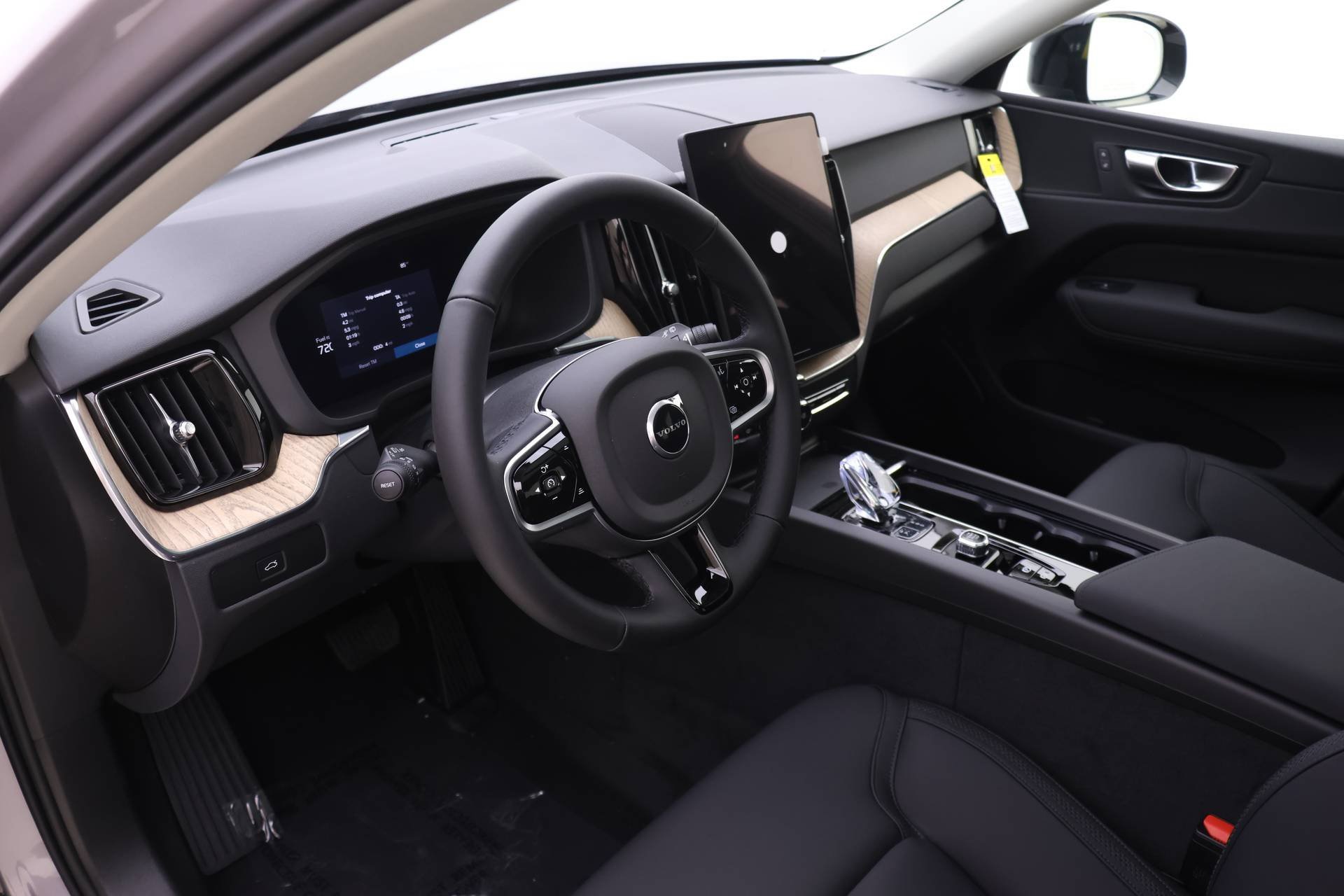 New 2026 Volvo XC60 B5 Plus w/ Protection Package Premier image 6