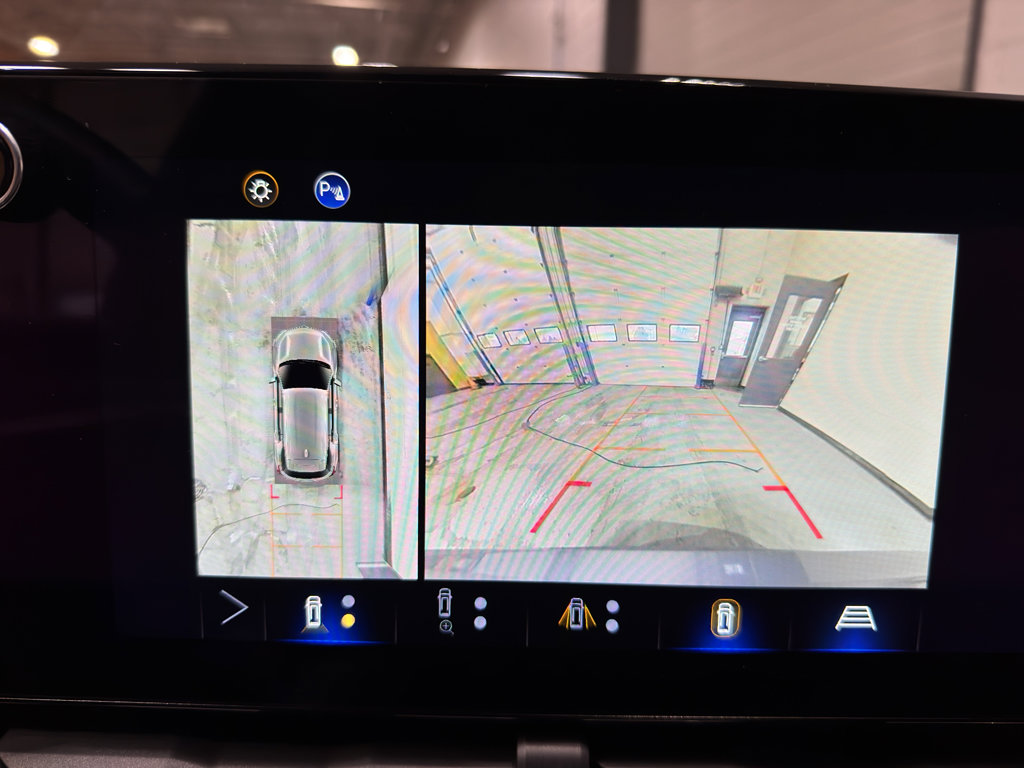 Used 2025 Chevrolet Equinox LT w/ Convenience Package II image 30