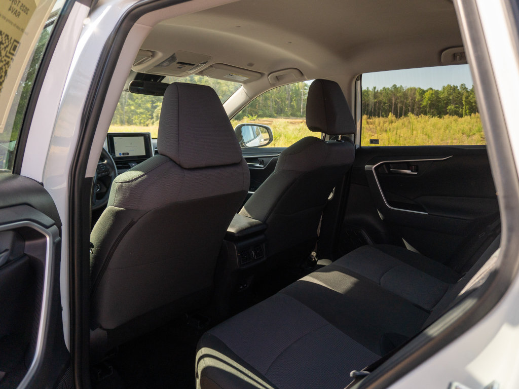 Used 2025 Toyota RAV4 XLE AWD/4WD image 12