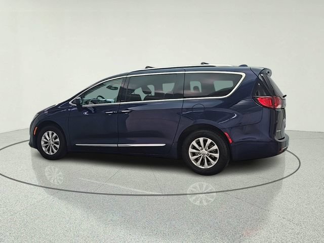 Used 2019 Chrysler Pacifica Touring-L FWD image 4