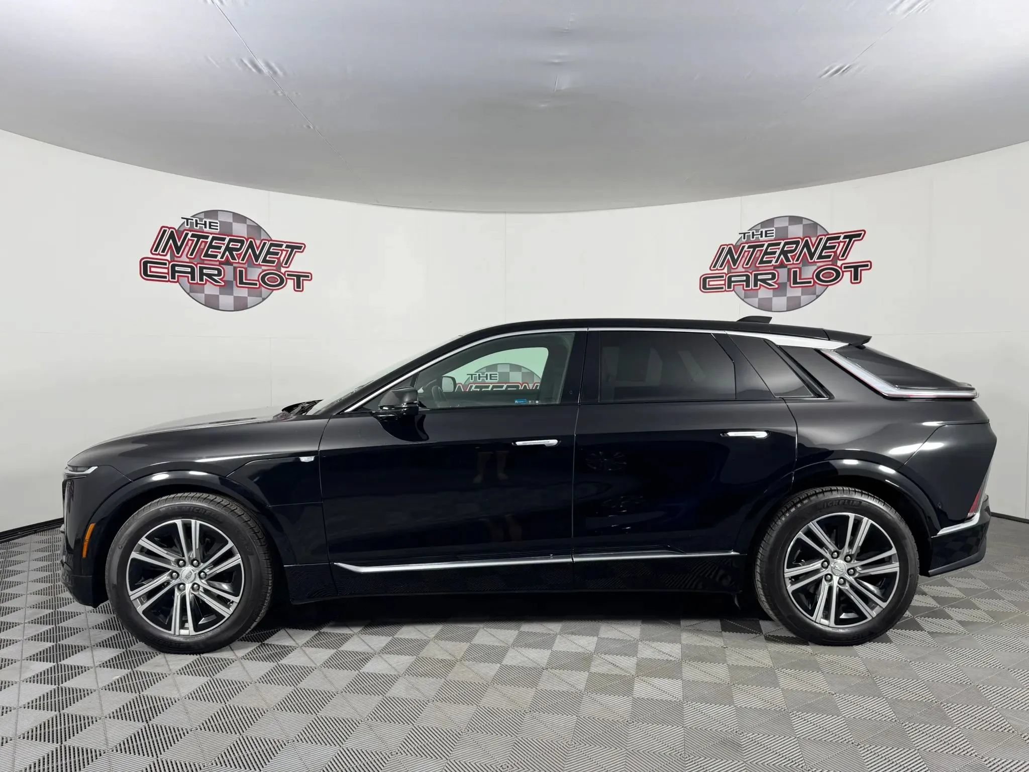 Used 2024 Cadillac Lyriq Luxury w/ LPO, Floor Liner Package AWD/4WD image 4