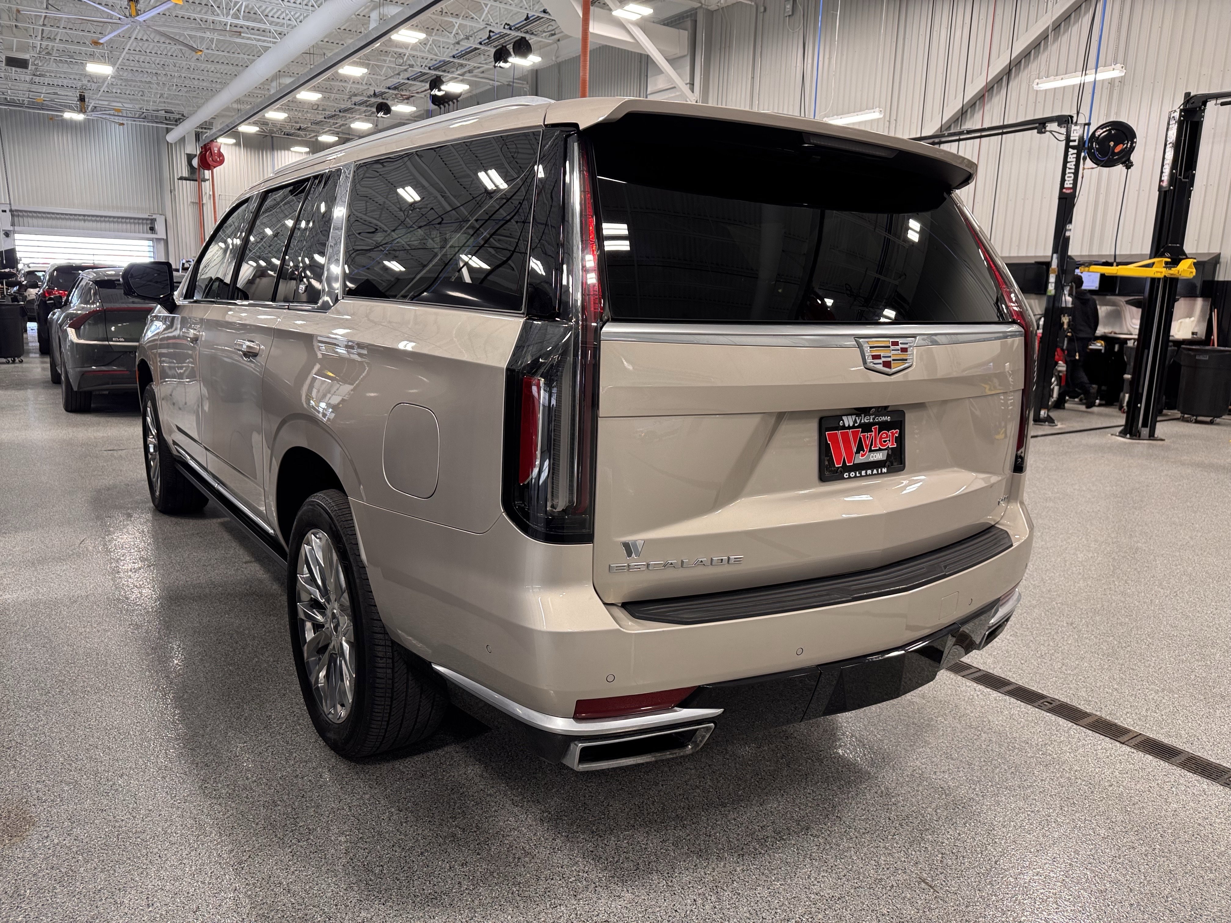 Used 2021 Cadillac Escalade ESV Premium Luxury w/ Driver Assist Tech Package image 35