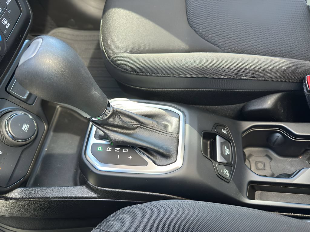 Used 2023 Jeep Renegade Latitude w/ Sun/Sound Group AWD/4WD image 19