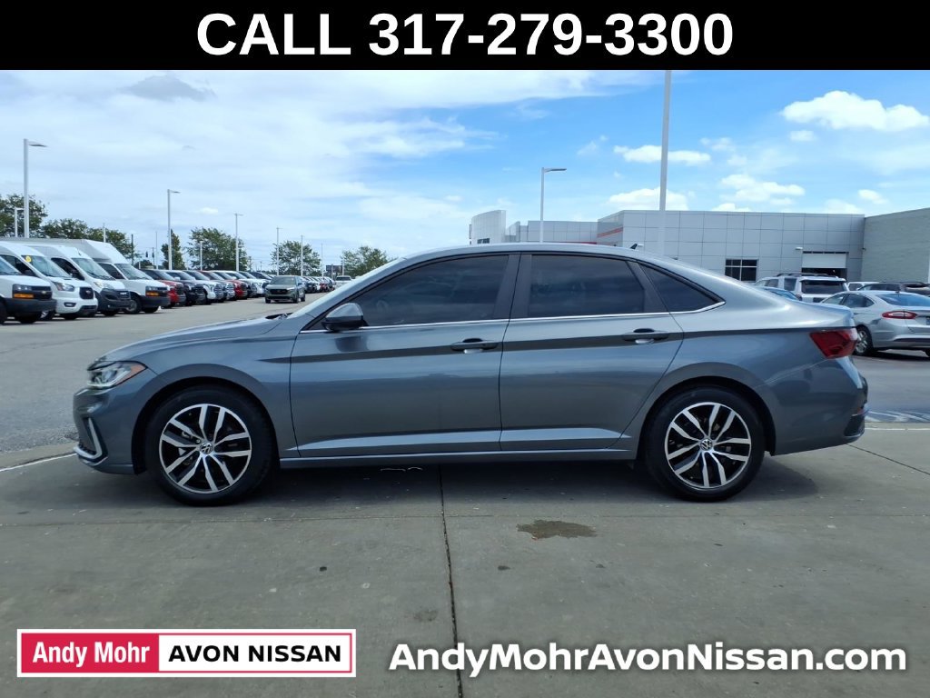 Used 2025 Volkswagen Jetta SE FWD image 5