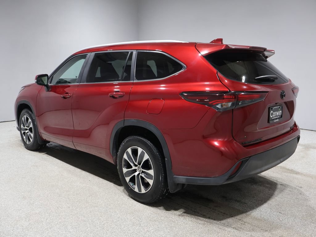Used 2024 Toyota Highlander XLE image 4