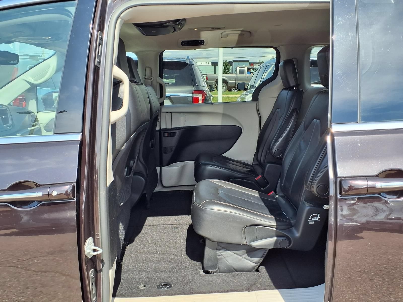 Used 2017 Chrysler Pacifica Touring-L w/ Tire & Wheel Group FWD image 10