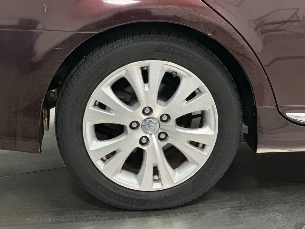 Used 2012 Toyota Avalon Limited image 25