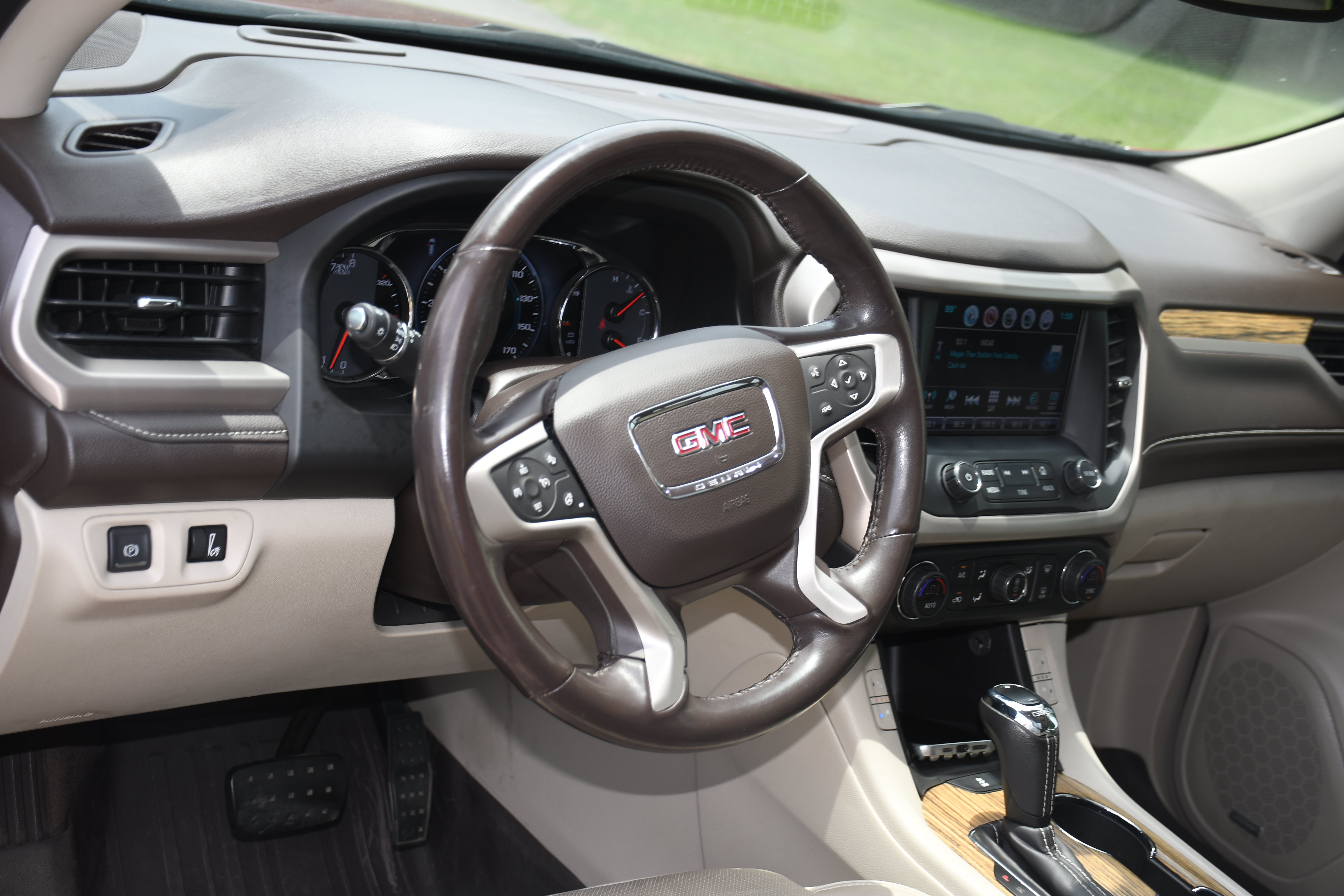 Used 2019 GMC Acadia Denali w/ Technology Package FWD image 9