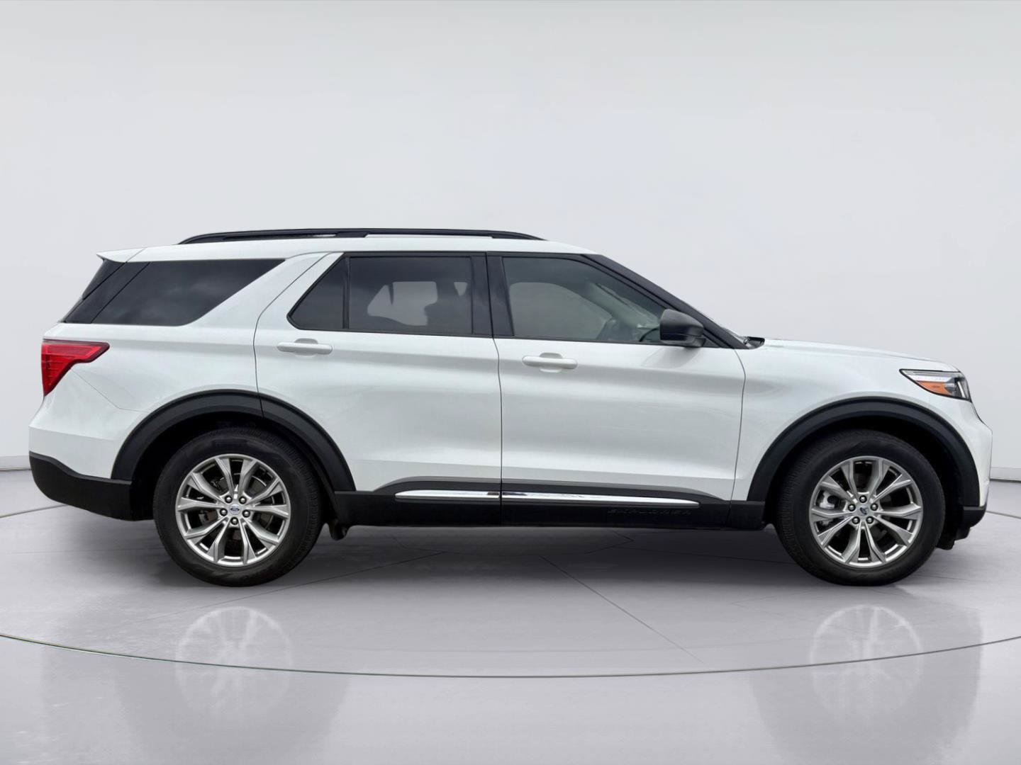 Used 2023 Ford Explorer XLT w/ Equipment Group 202A RWD image 2