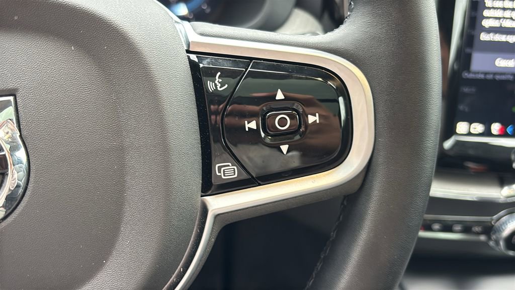 Certified 2025 Volvo XC60 B5 Plus AWD/4WD image 17