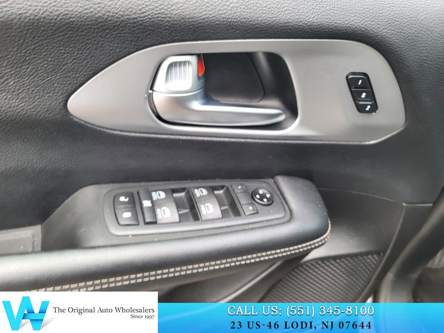 Used 2020 Chrysler Pacifica Touring-L Plus w/ S Appearance Package image 13