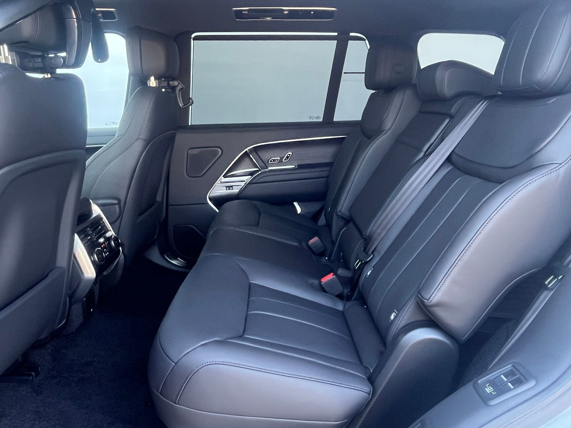 New 2025 Land Rover Range Rover Long Wheelbase SE image 13