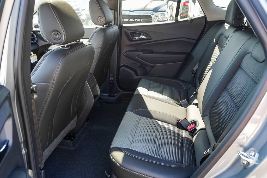 New 2026 Chevrolet Trax LT w/ Sunroof Package FWD image 18