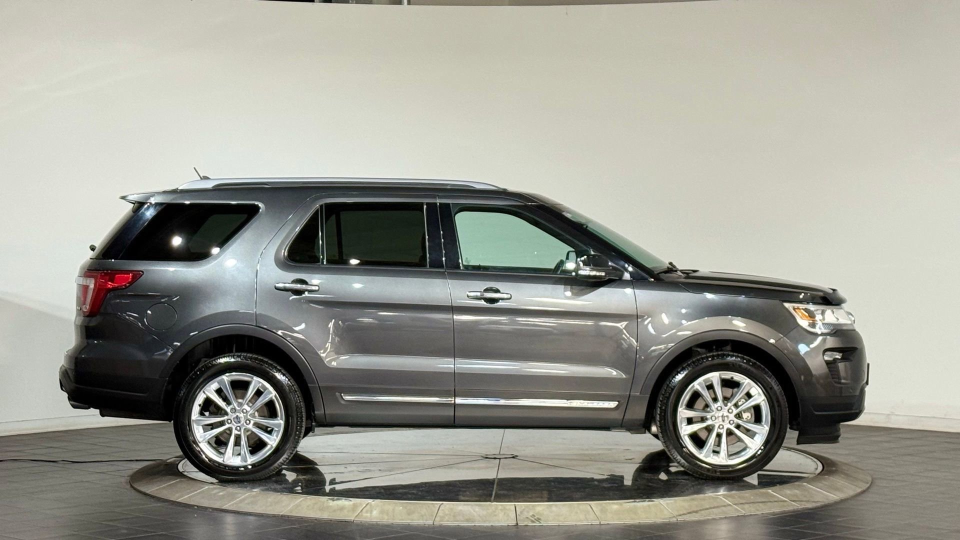 Used 2018 Ford Explorer XLT w/ Equipment Group 201A image 11