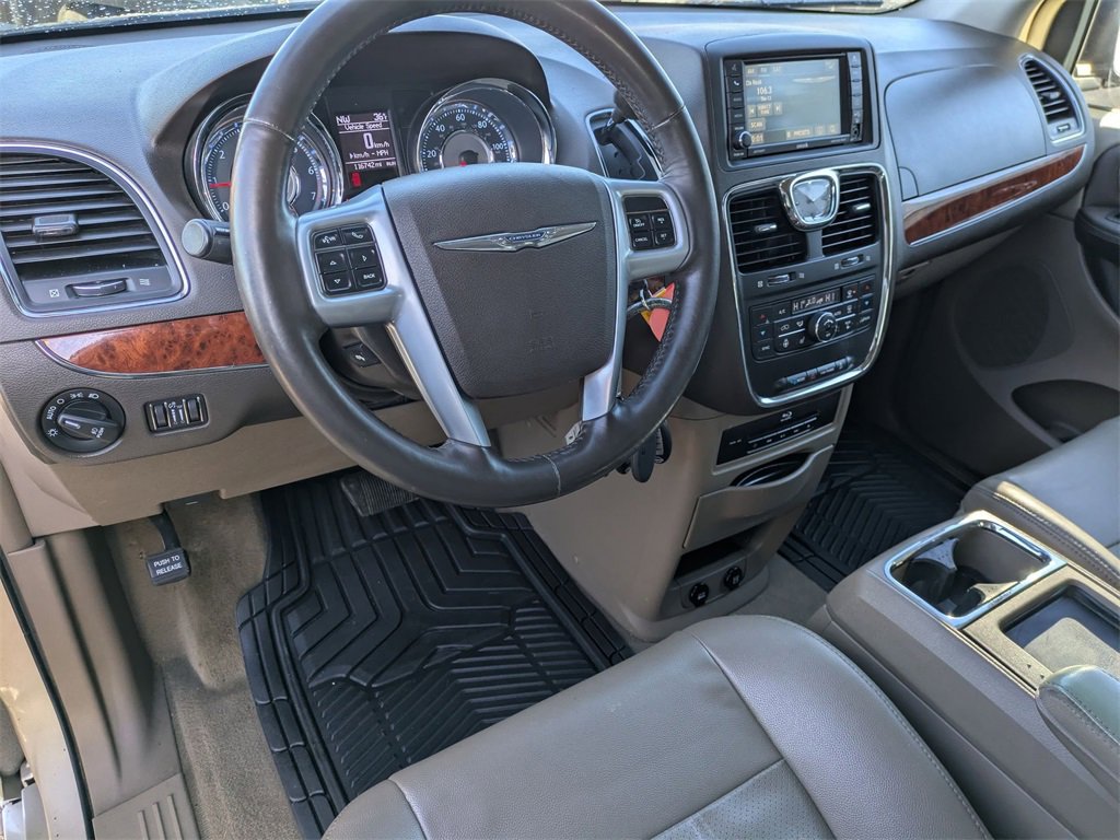 Used 2014 Chrysler Town & Country Touring-L w/ Driver Convenience Group image 10