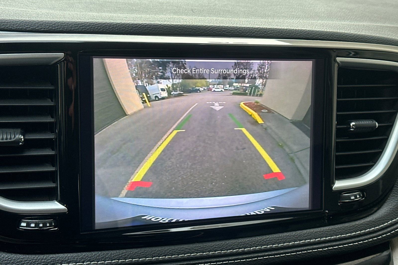 Used 2024 Chrysler Pacifica Select image 22