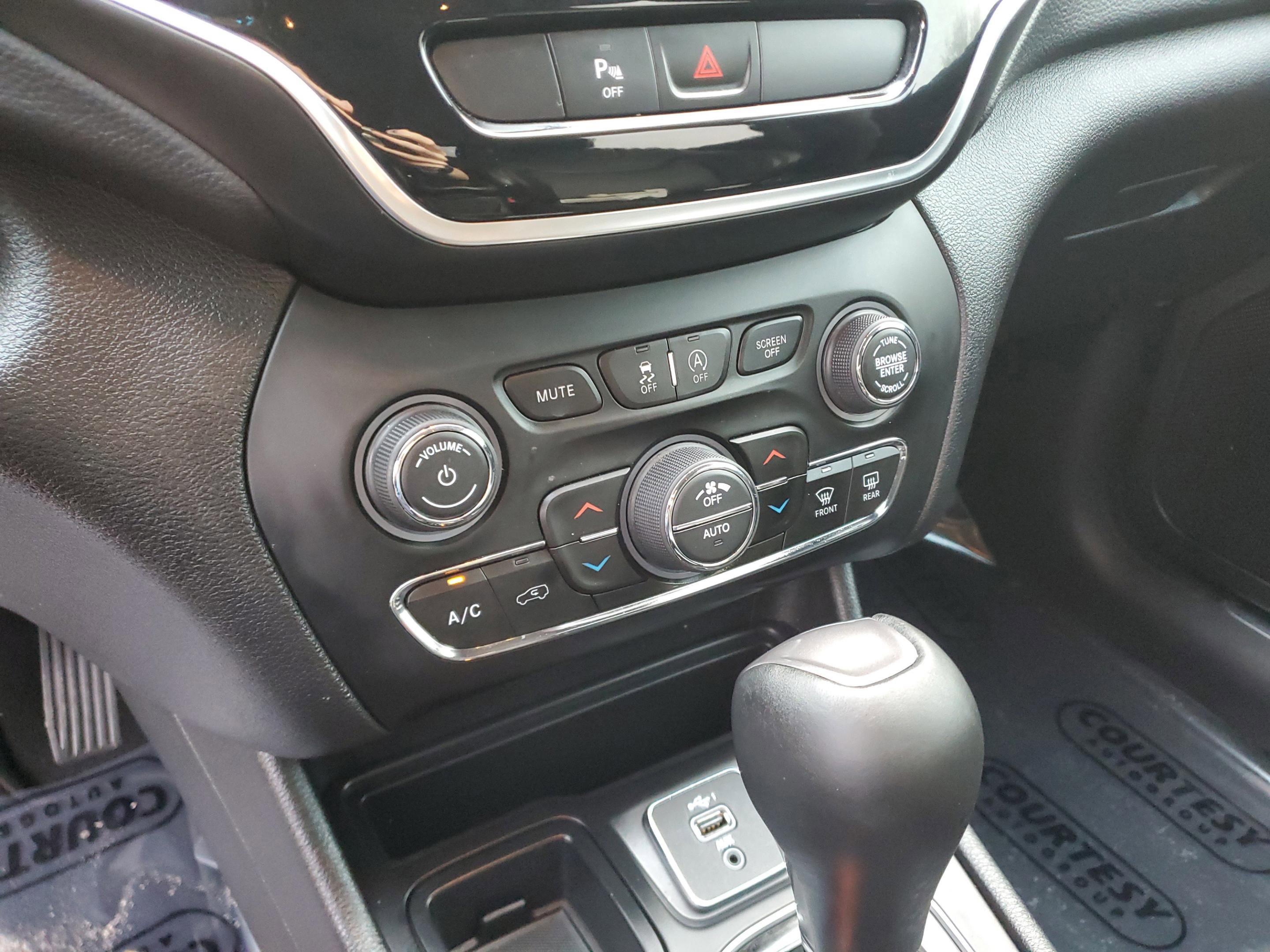 Used 2020 Jeep Cherokee Limited image 19