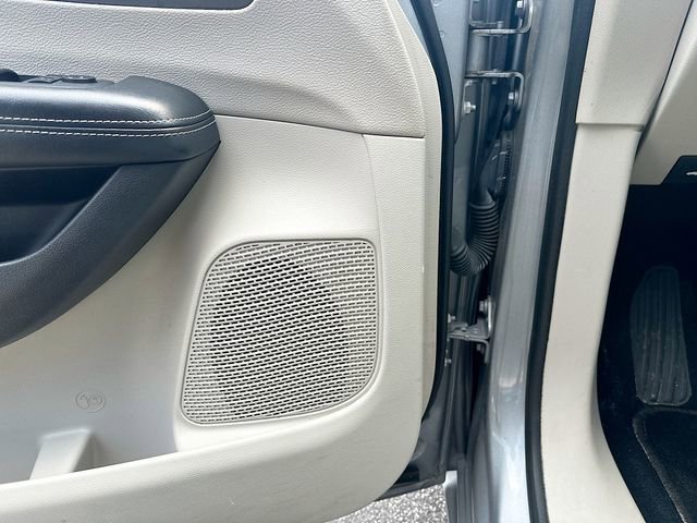 Used 2021 Chrysler Pacifica Touring-L FWD image 19