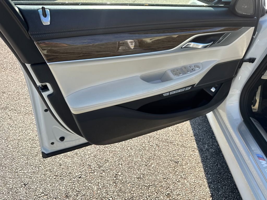 Used 2018 BMW 750i image 10