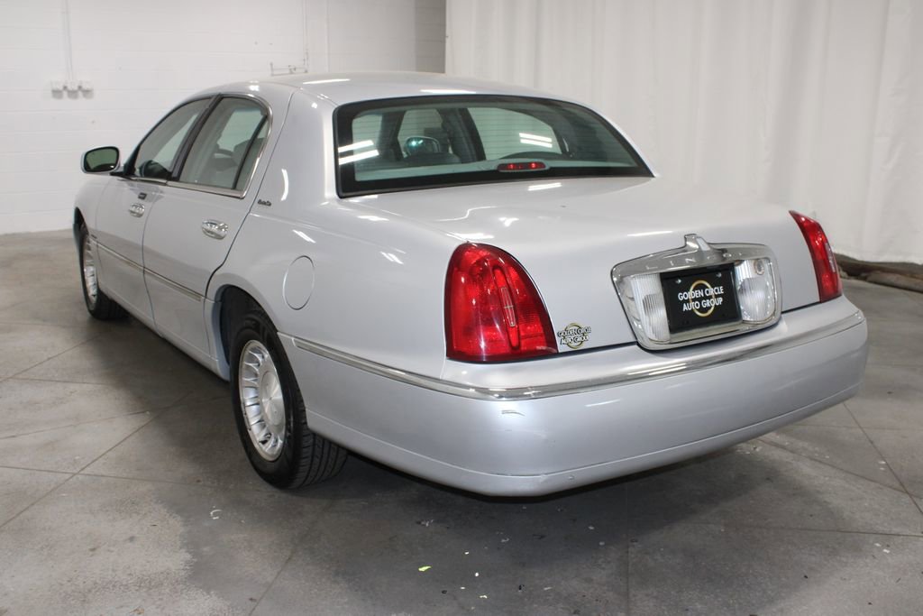 Used 2002 Lincoln Town Car Executive image 7