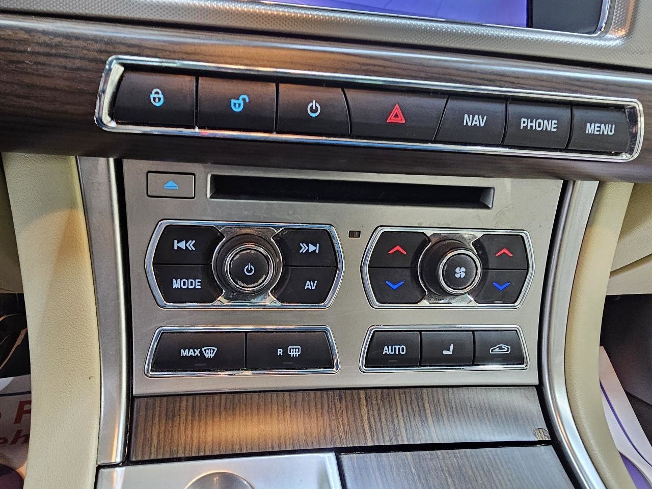 Used 2013 Jaguar XF image 32