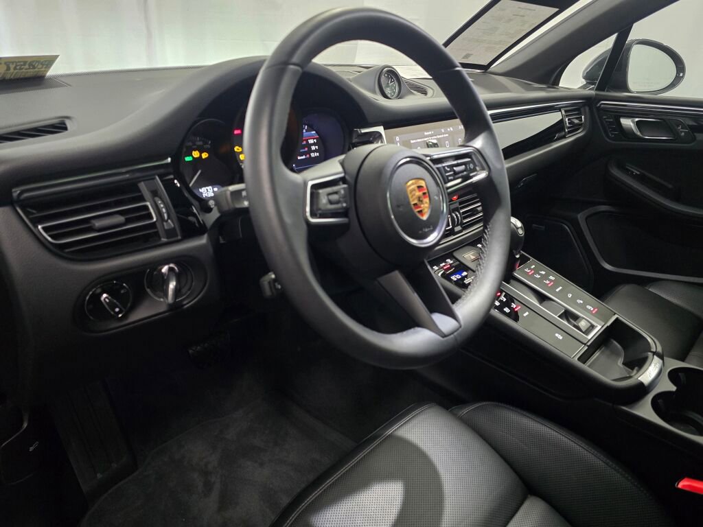 Certified 2025 Porsche Macan image 4