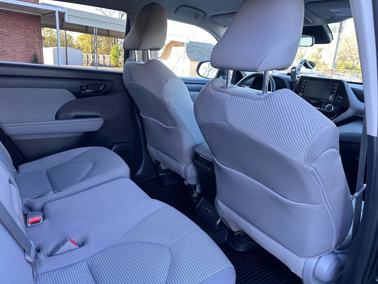 Used 2020 Toyota Highlander LE FWD image 31