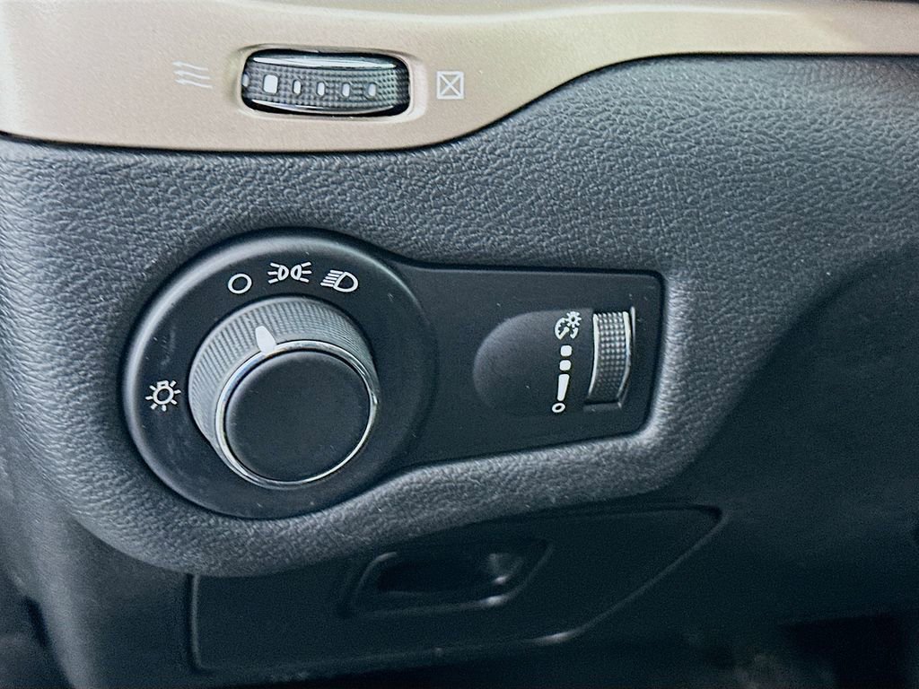 Used 2016 Jeep Cherokee Sport FWD image 10