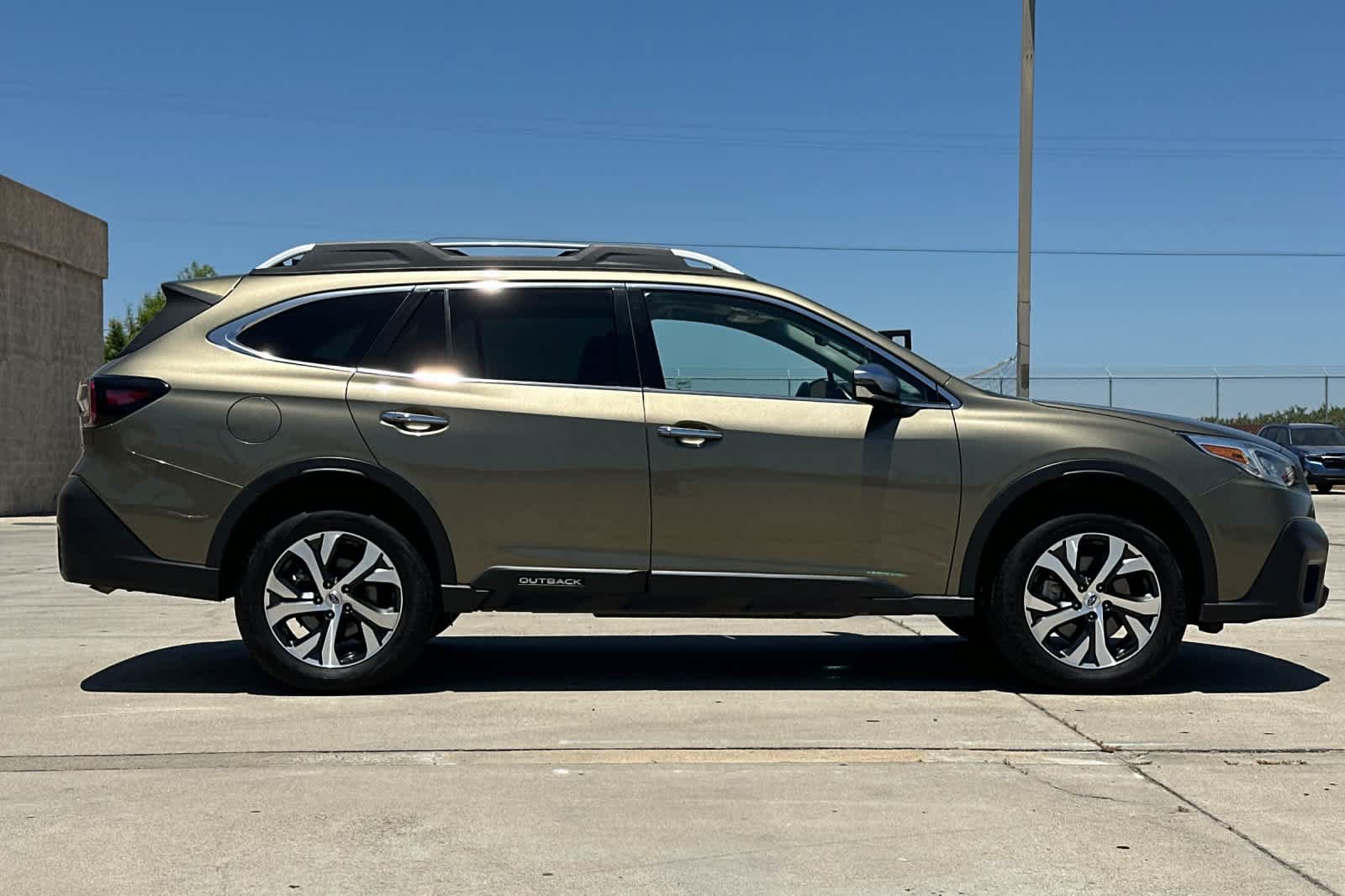 Used 2022 Subaru Outback Touring XT AWD/4WD image 2