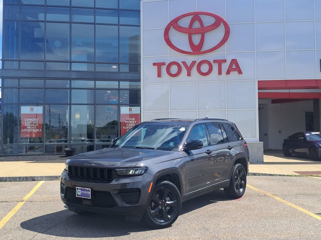 Used 2025 Jeep Grand Cherokee Altitude AWD/4WD image 1