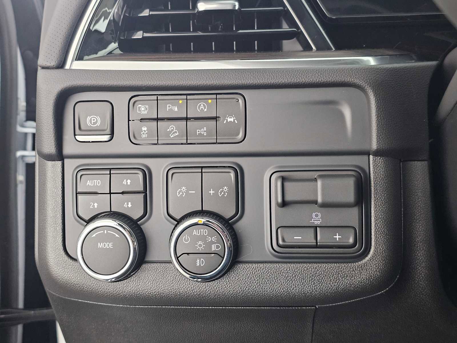 New 2026 Chevrolet Suburban Premier w/ Sun And Tow Package AWD/4WD image 29