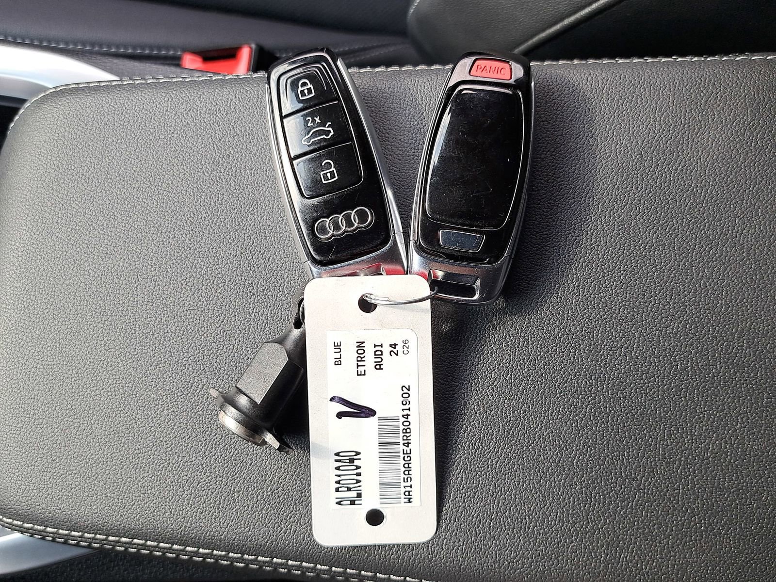 Used 2024 Audi Q8 e-tron Premium Plus w/ Premium Plus Package image 39