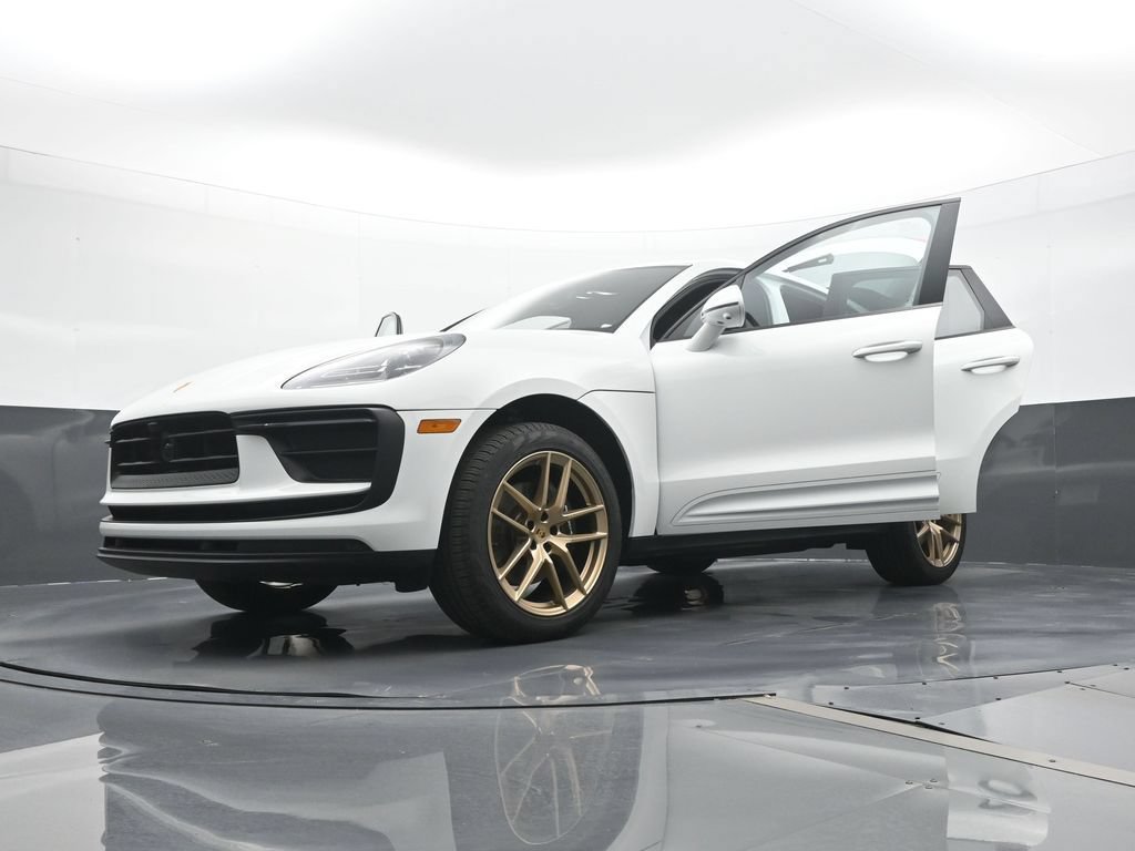 Certified 2025 Porsche Macan AWD/4WD image 31