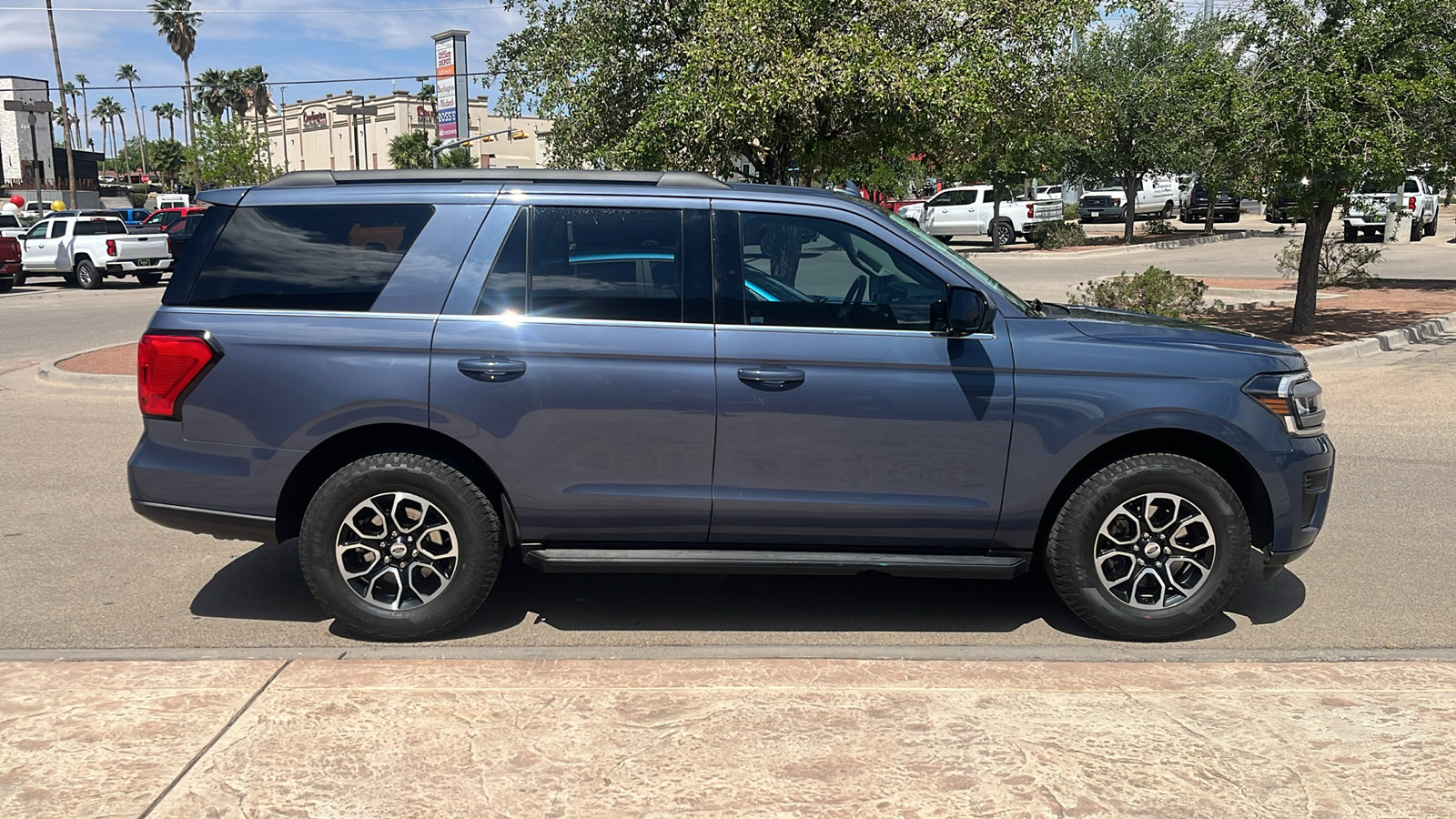 Used 2023 Ford Expedition XLT RWD image 9