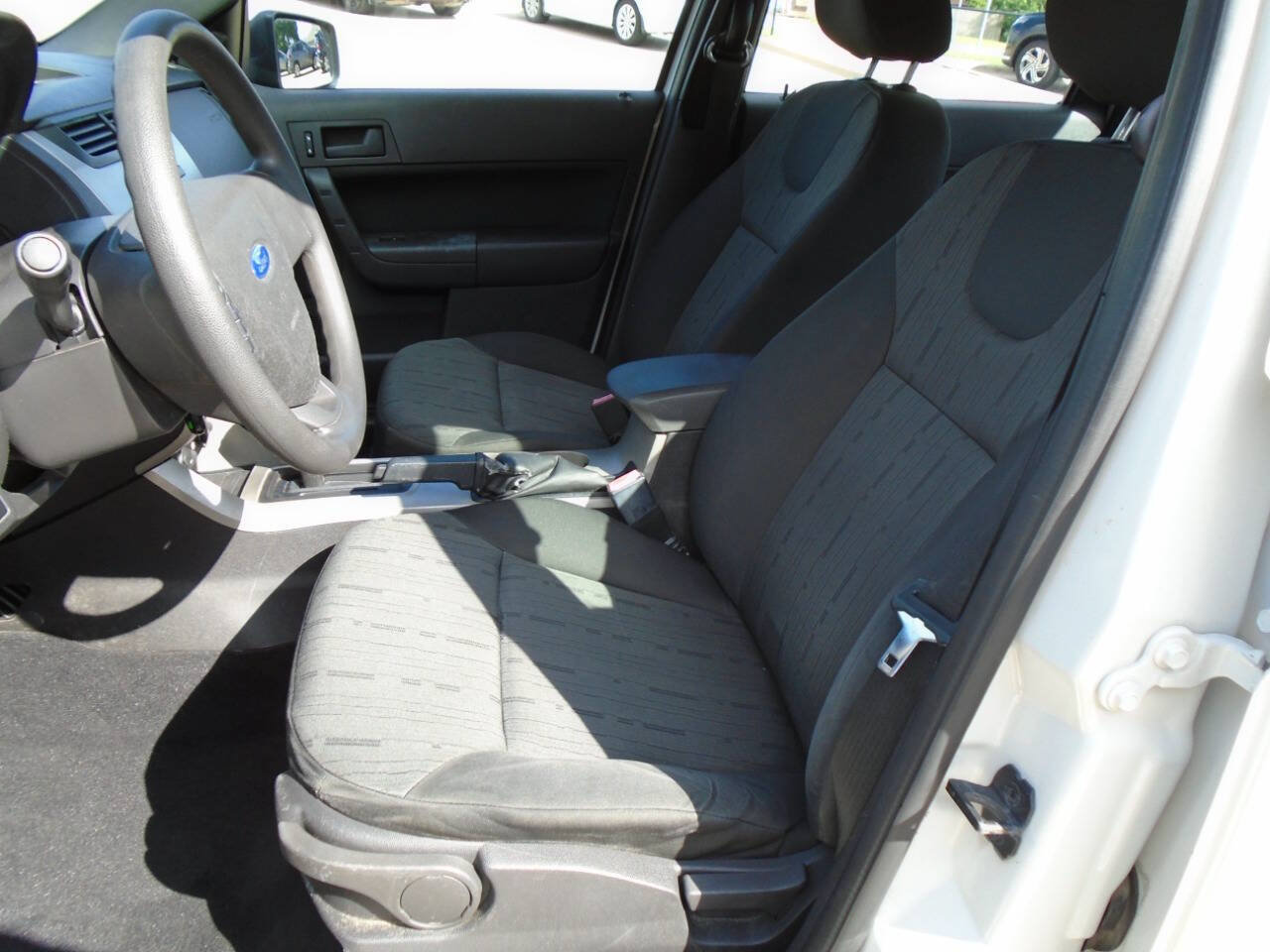 Used 2009 Ford Focus SE FWD image 9