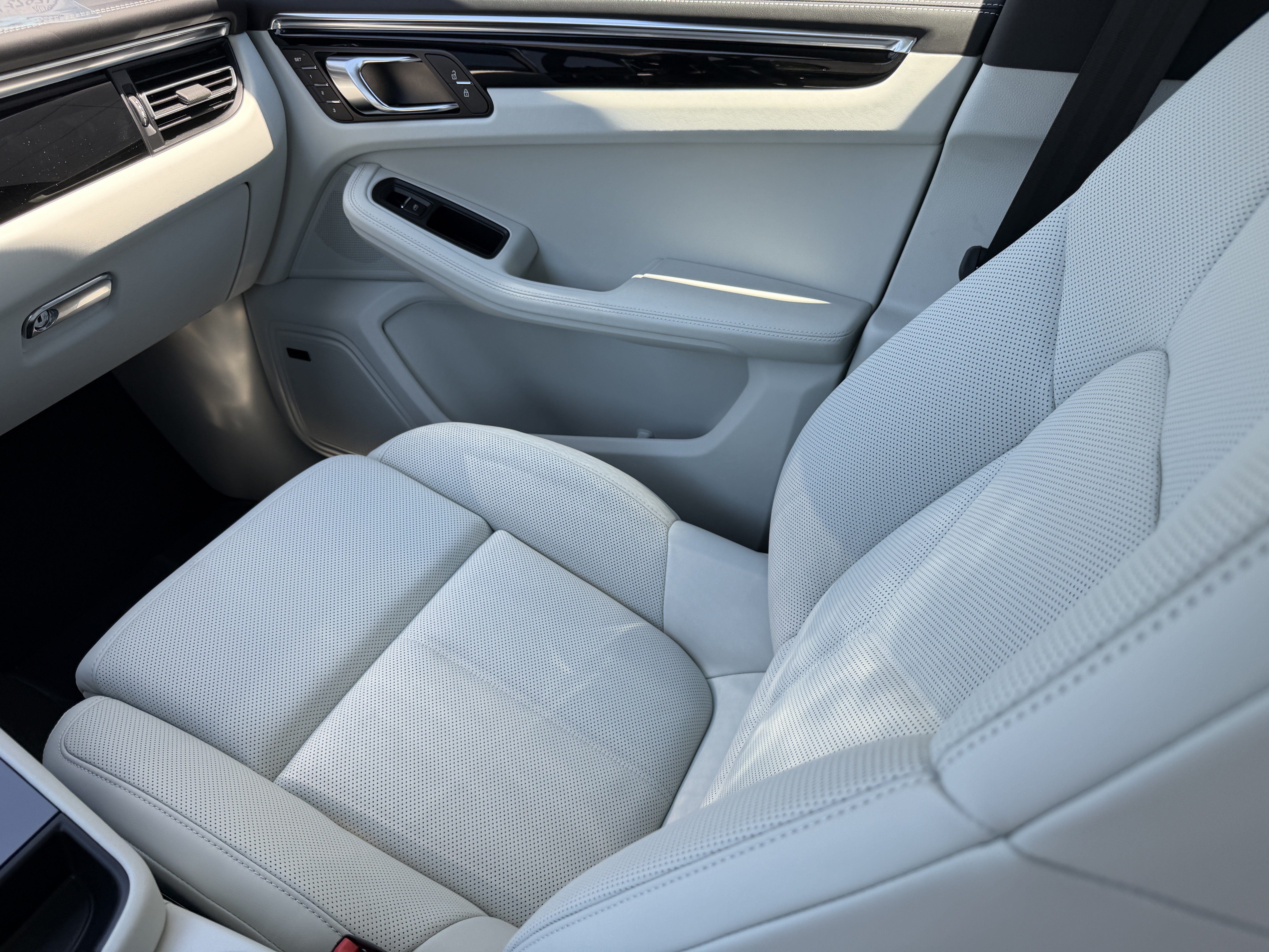 New 2026 Porsche Macan Turbo AWD/4WD image 14