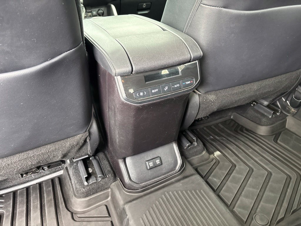 Used 2020 Toyota Highlander XLE FWD image 28