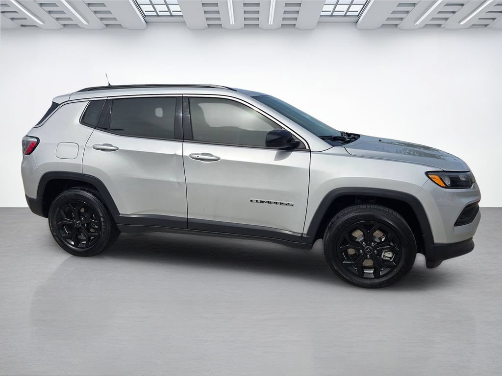 Used 2025 Jeep Compass Latitude AWD/4WD image 2