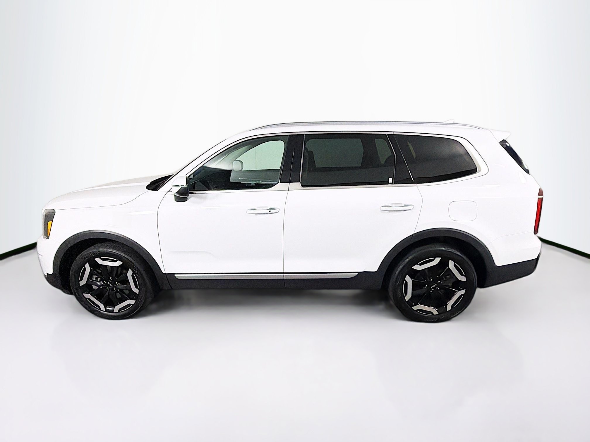 Used 2025 Kia Telluride S FWD image 4