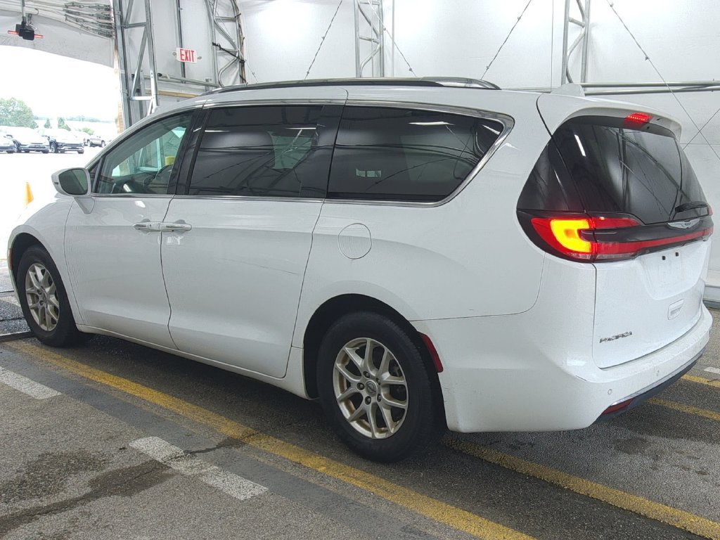 Used 2021 Chrysler Pacifica Touring-L FWD image 4