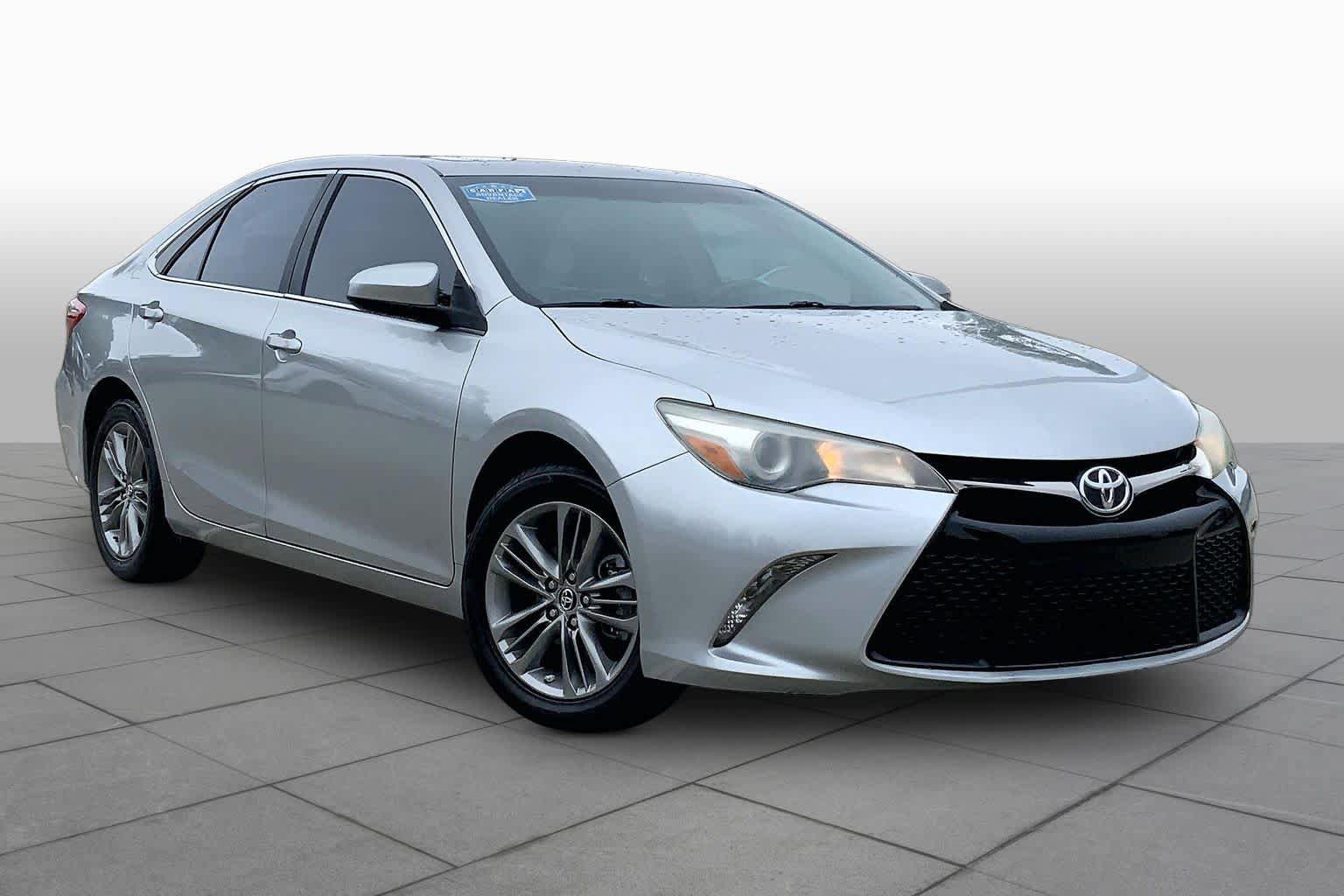 Used 2017 Toyota Camry SE w/ Moonroof Package FWD image 3