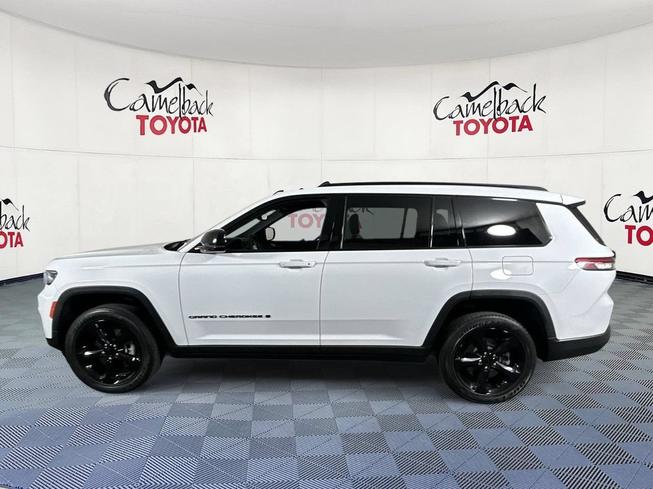 Used 2023 Jeep Grand Cherokee L Laredo AWD/4WD image 4