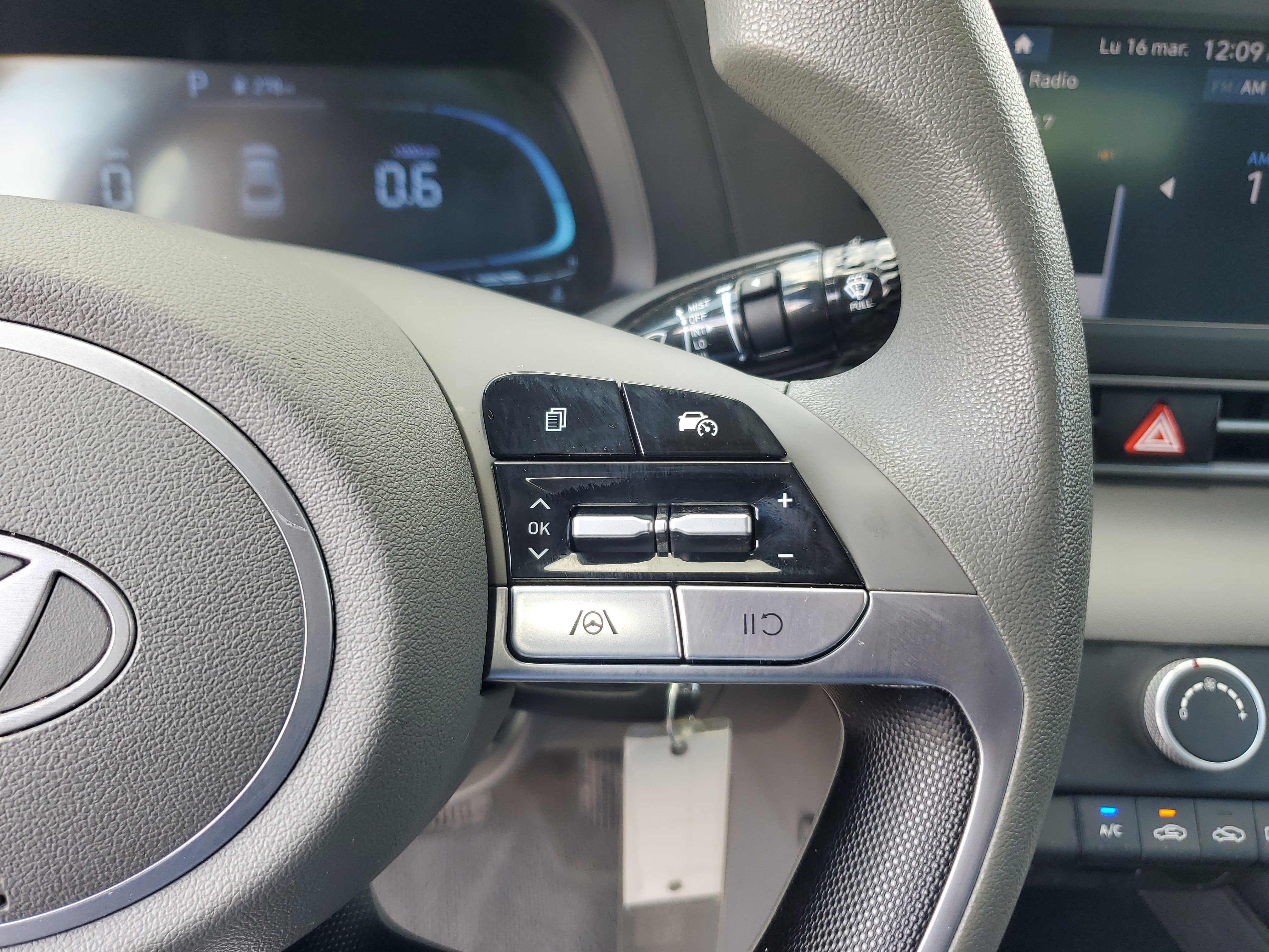 Used 2024 Hyundai Elantra SE FWD image 20