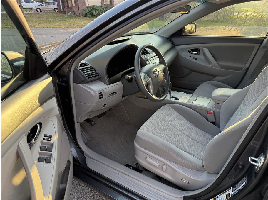 Used 2010 Toyota Camry LE image 10