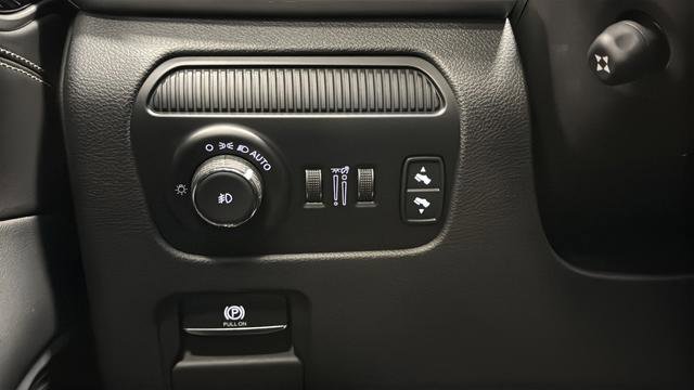 Used 2022 Jeep Wagoneer Series III AWD/4WD image 28