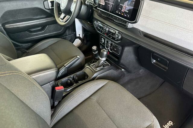 Used 2024 Jeep Wrangler Unlimited Sahara AWD/4WD image 13