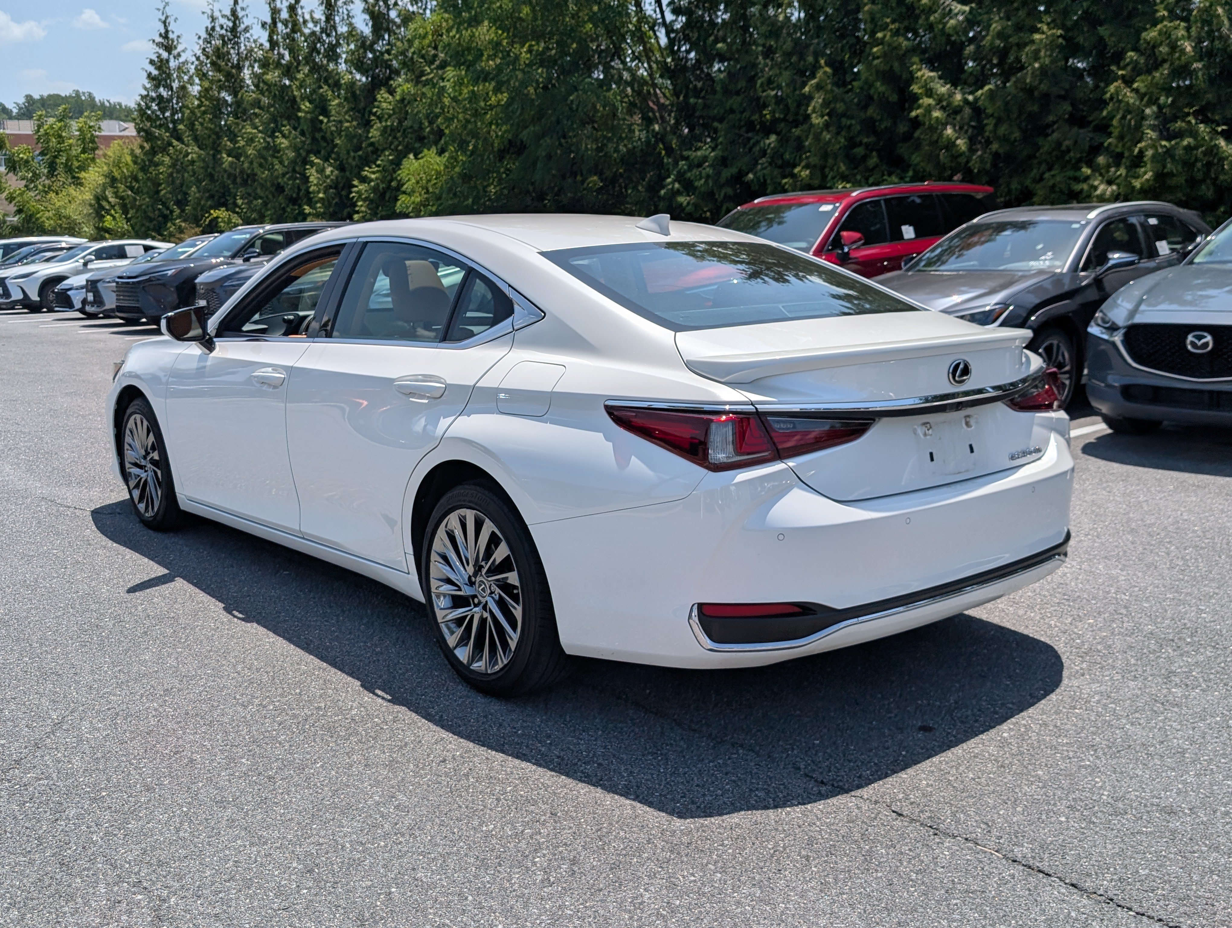 Used 2024 Lexus ES 300h Ultra Luxury w/ Accessory Package (Z2) FWD image 5