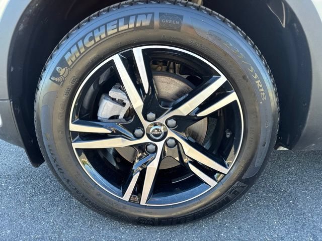 Certified 2025 Volvo XC40 B5 Core AWD/4WD image 9